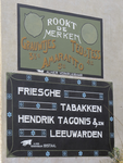 901027 Afbeelding van de gerestaureerde muurreclames voor verschillende tabaksartikelen op de zijgevel van het pand ...